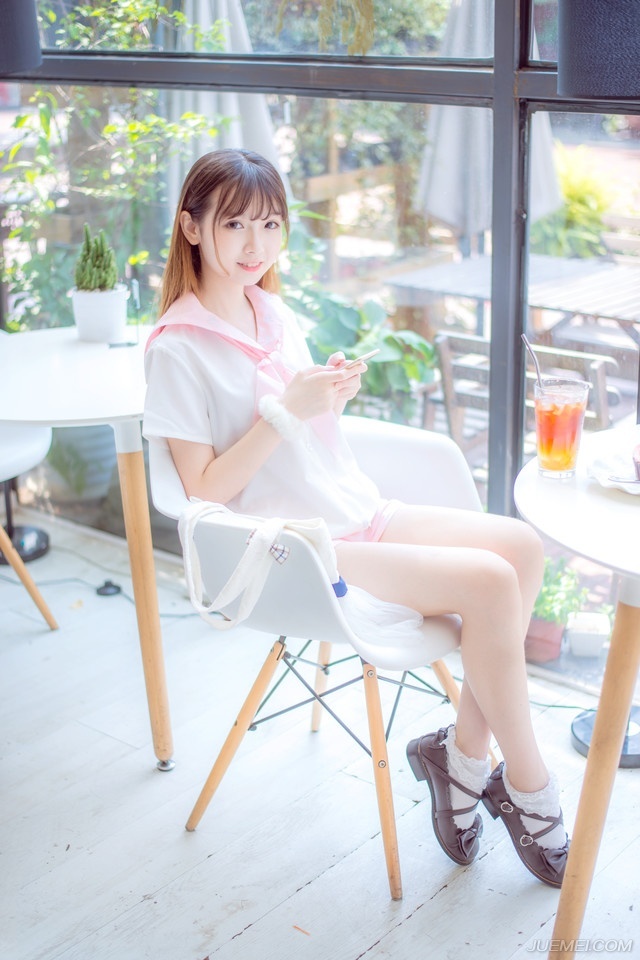 友情不是一堆华丽的辞藻，而是一句热心的问候；友情不是一个敷衍的拥抱，而是一个会心的眼神。